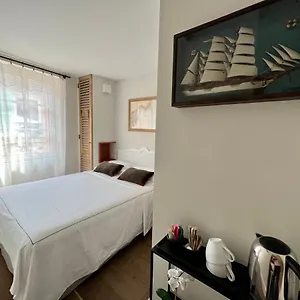 https://les-petits-volets-2.fr-provencehotel.com